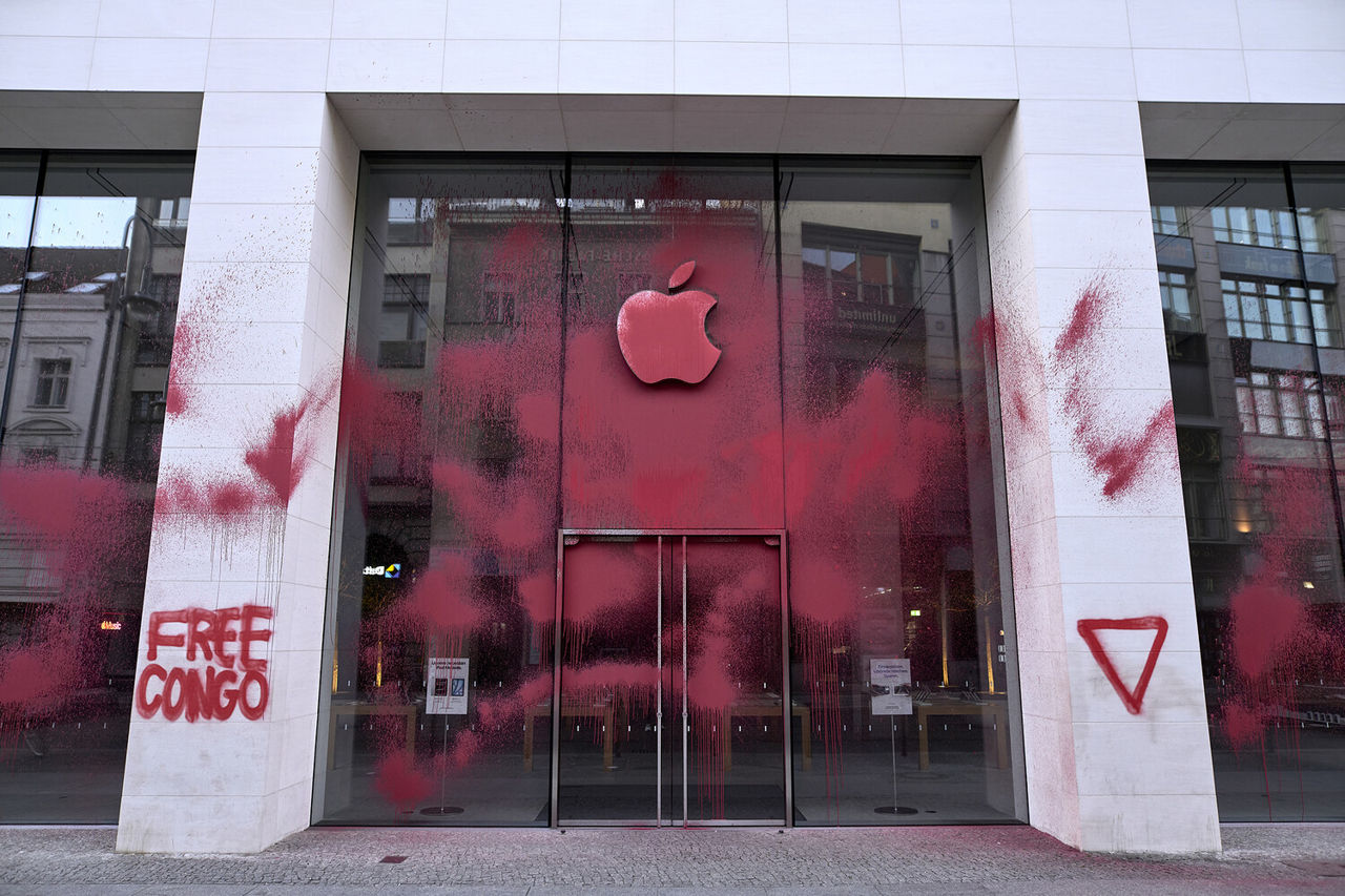 Магазин Apple в Берлине изрисовали красной краской.