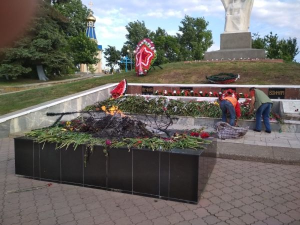 Полиция нашла вандалов, поджегших венки на комратском мемориале.