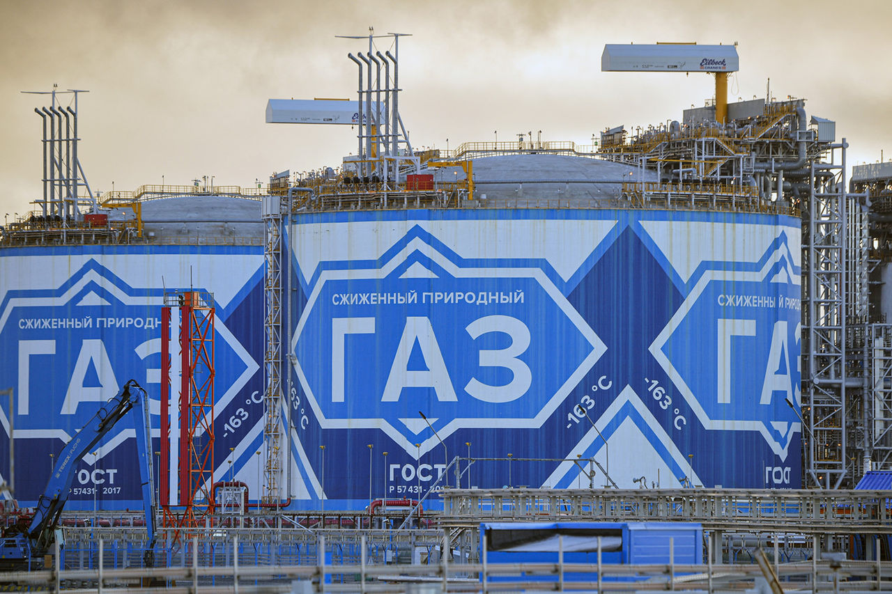 В РФ два завода по производству сжиженного газа остановили экспорт из-за санкций.