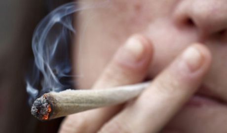 Fuma marijuana într-un parc de pe strada Iurii Gagarin din Chişinău. Foto: jurnal.md