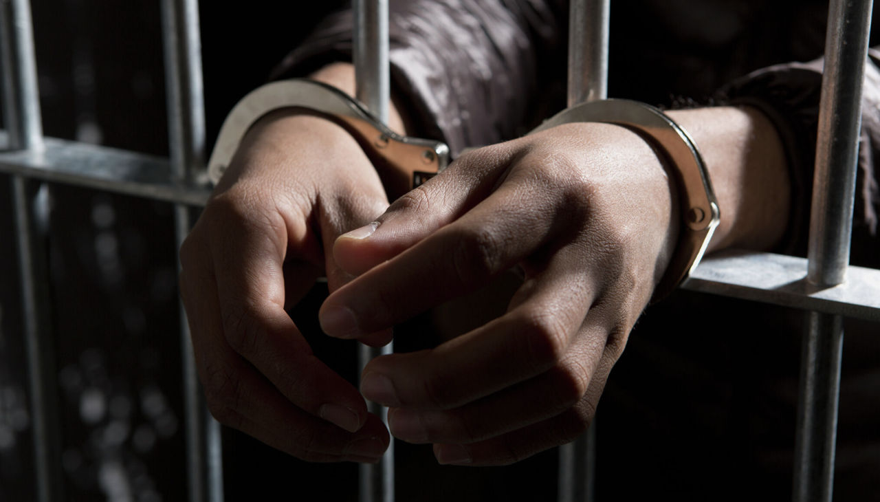 Doi tineri, condamnați la închisoare pentru că au jefuit o bancă din Chișinău.