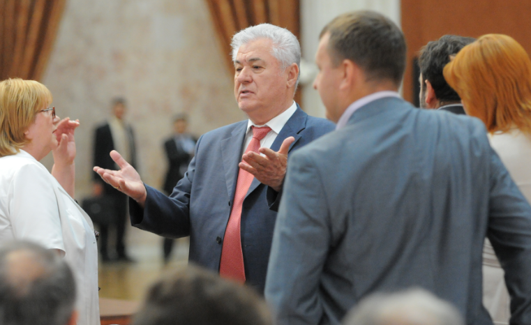 Воронин также призвал депутатов от Альянса подчиниться требованию Конституции и объявить о проведении в Молдове референдума о присоединении к Таможенному союзу.