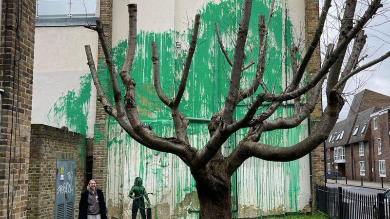 В Лондоне появилось новое граффити Бэнкси.