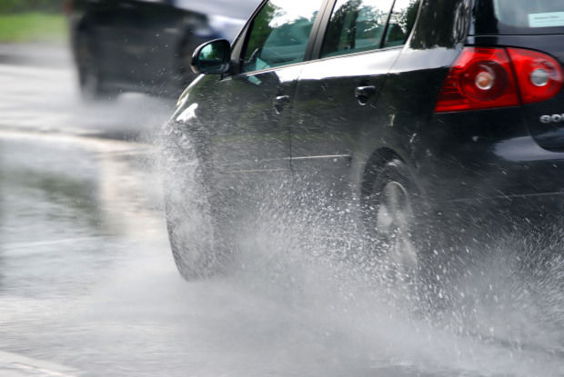 În condiţii de ploaie sau furtună, este mai dificil să observaţi alte vehicule, indicatoarele rutiere sau chiar drumul în sine.