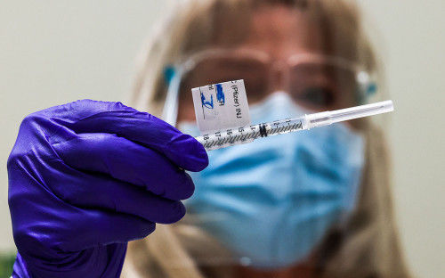 Венгрия разрешит вакцину AstraZeneca для людей старше 60 лет.