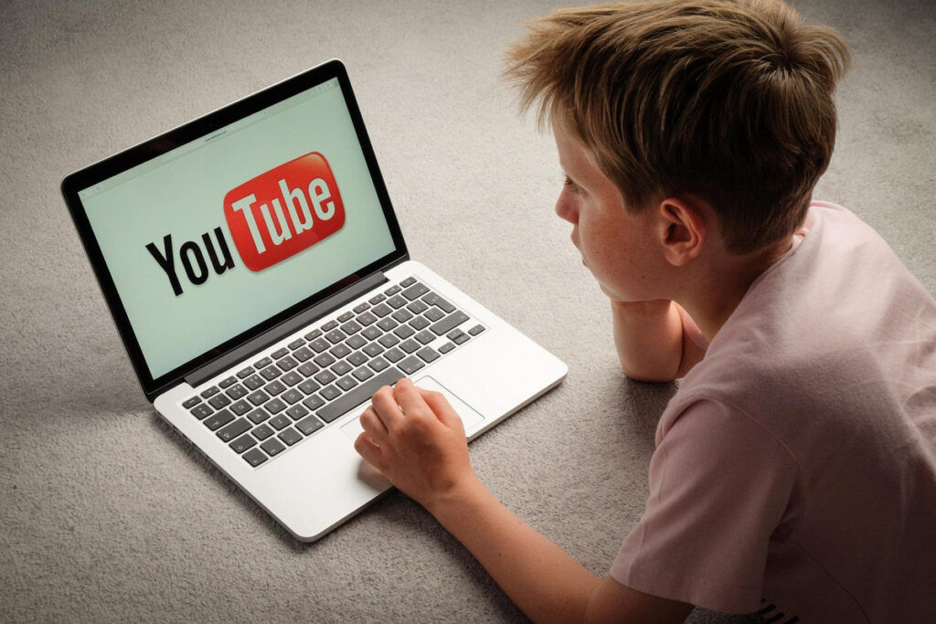 Australia interzice copiiilor sub 16 ani să-și creeze conturi pe YouTube.