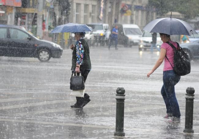 Începând de astăzi meteorologii prevăd ploi torențiale.