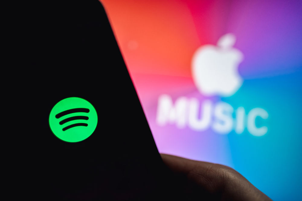 Bloomberg узнал об угрозе оборотного штрафа Apple в 10% по жалобе Spotify.