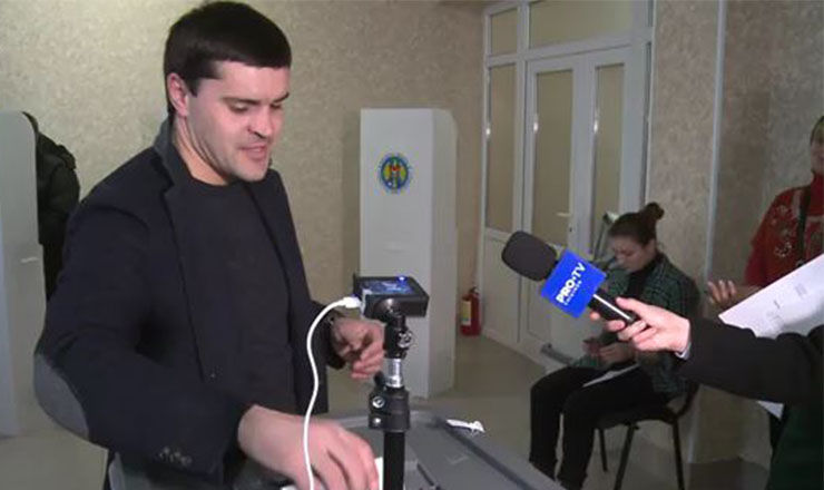 Наблюдатель увидела, как Цуцу сфотографировал свой бюллетень.