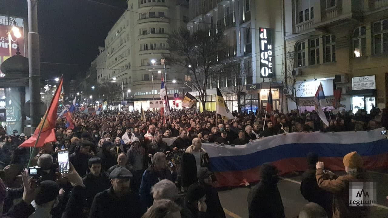 Демонстранты попытались взять штурмом резиденцию главы государства, но были остановлены полицией.