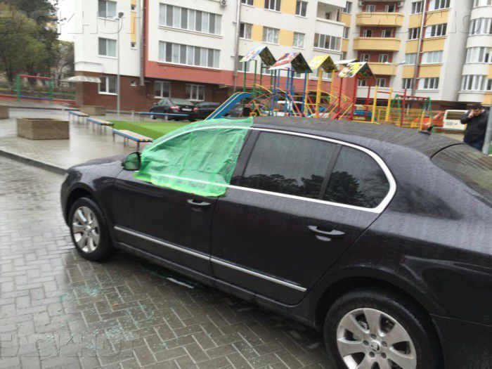 Неизвестные разбивали стекло, а затем проникали в автомобиль. Фото: unimedia.md