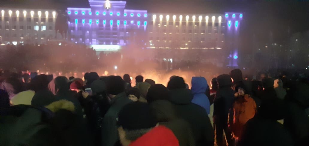 По всему Казахстану начались столкновения и задержания протестующих из-за подорожания газа.