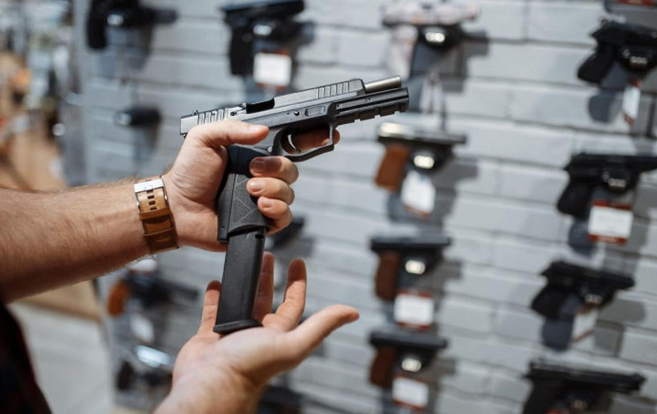 Deținătorii de arme vor trebui să participe la un curs de instruire de cel puțin 40 de ore.