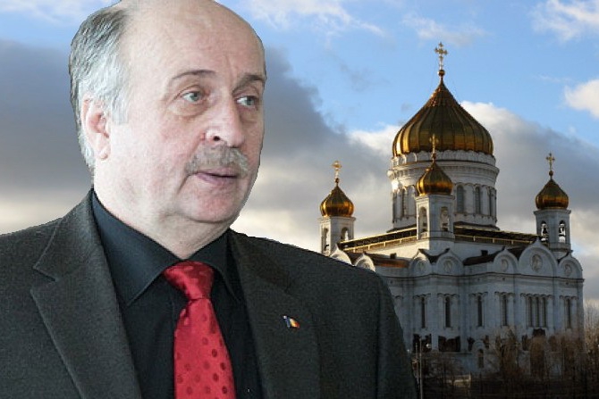  Сахарняну раскритиковал факт того, что митрополия Молдовы переименовала Крест спасения румынского народа, установленный в Ниспоренском районе.