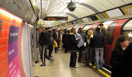 Alertă la metroul din Londra Una din cele mai aglomerate staţii de metrou din capitala Marii Britanii a fost închisă timp de câteva ore.