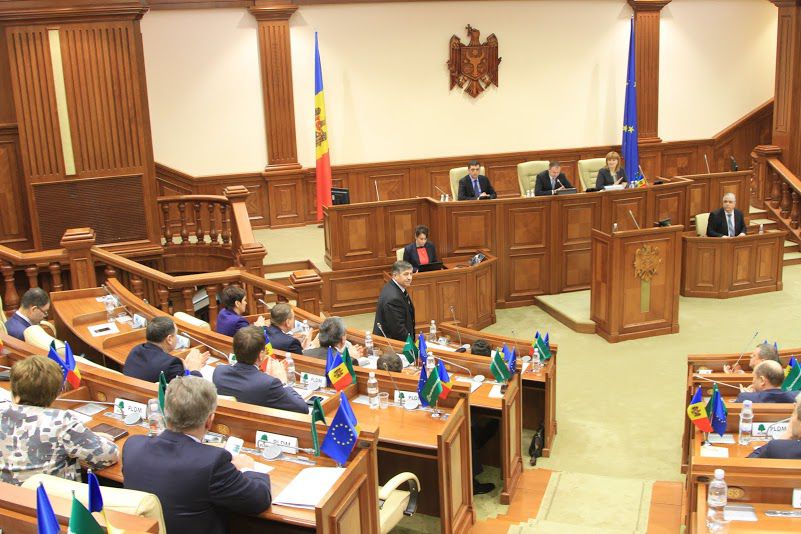 В свою очередь, спикер Андриан Канду отказался внести в повестку дня заслушивание главы Министерства внутренних дел, мотивируя это процедурными нормами.