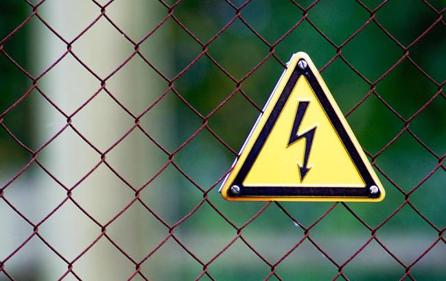 Un copil, la un pas să-și piardă viața în timp ce se juca cu mingea lângă o stație electrică.