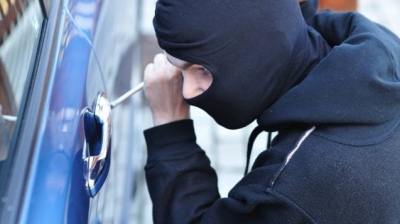 Patru minori cu vârstele cuprinse între 16 şi 17 ani, originari din raionul Orhei şi Chişinău, au fost reţinuţi. Ei sunt învinuiţi de furturi din cel puţin cinci automobile.