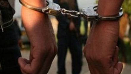 Doi politisti din capitala au fost prinsi cu putin timp in urma in flagrant luand mita de la un sofer.