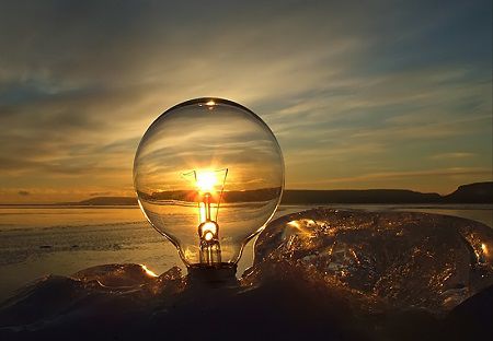 Consumatorii moldoveni achită lunar cu peste 50 la sută mai mult pentru energia electrică.