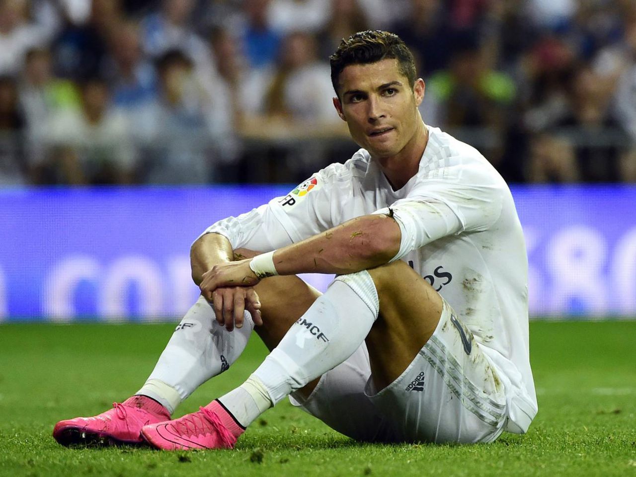 Cristiano Ronaldo a părăsit terenul după El Clasico în fluierăturile suporterilor madrileni și zvonurile privind plecarea sa de la Madrid s-au înmulțit, după eșecul categoric de sâmbătă.