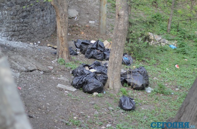 Мужчина погиб после падения пакета с мусором. Фото: fcsevastopol.com