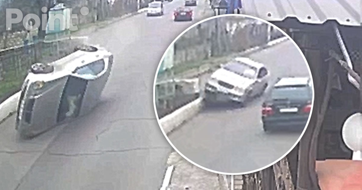 В Рыбнице автомобиль наехал на бордюр и перевернулся: в салоне находился ребёнок.