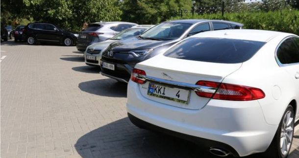Aproximativ 300 de mașini luxoase la petrecerea preotului Nicolae Roșca. Foto: b1.ro