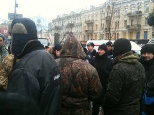 Сотрудников милиции поблизости не видно.
