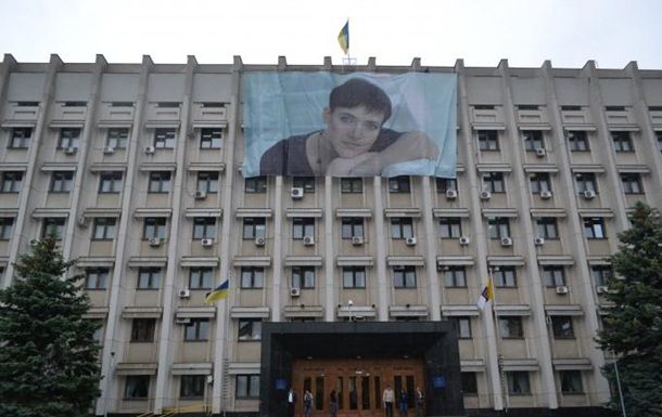 Портрет будет находиться на здании в течение нескольких недель.