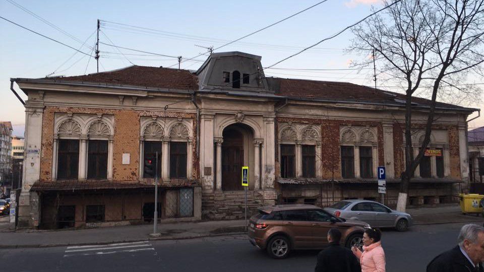 Potrivit consilierul municipal Ilian Cașu, clădirea poate achiziționată contra sumei de de 900.000 de euro. Foto: diez.md