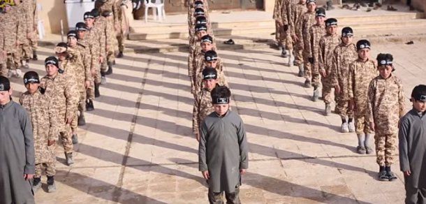 Copiii sunt prezentaţi ca fiind noua generaţie de combatanţi islamişti. Foto: deschide.md