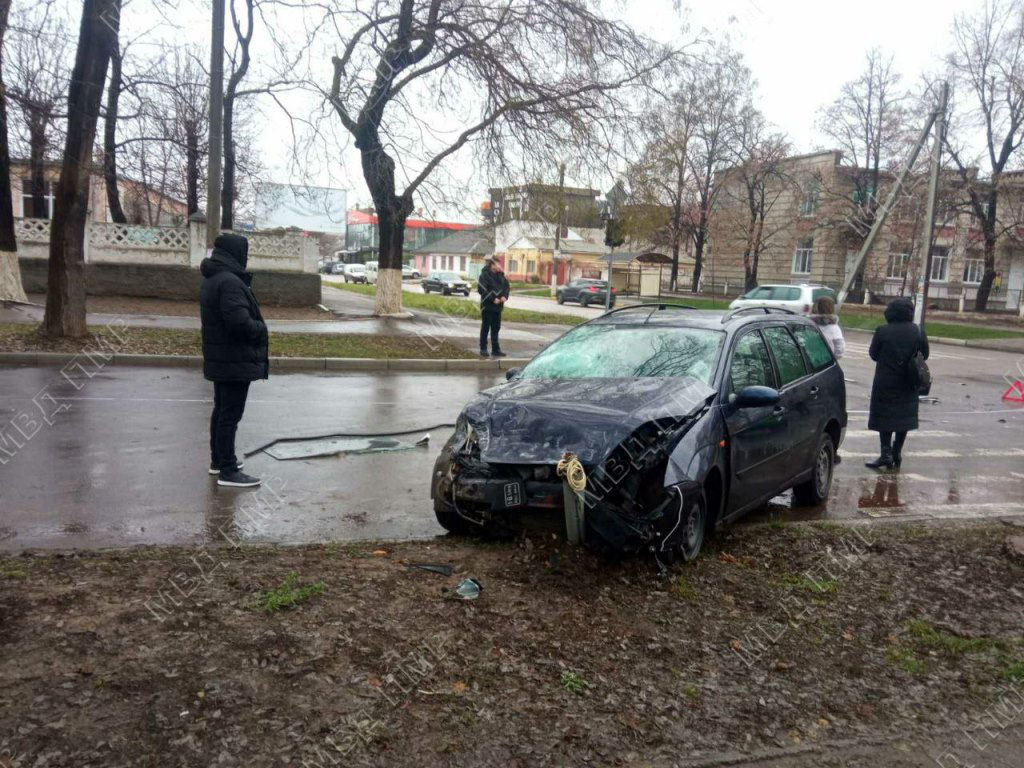 В Бендерах автомобиль Ford врезался в маршрутное такси.