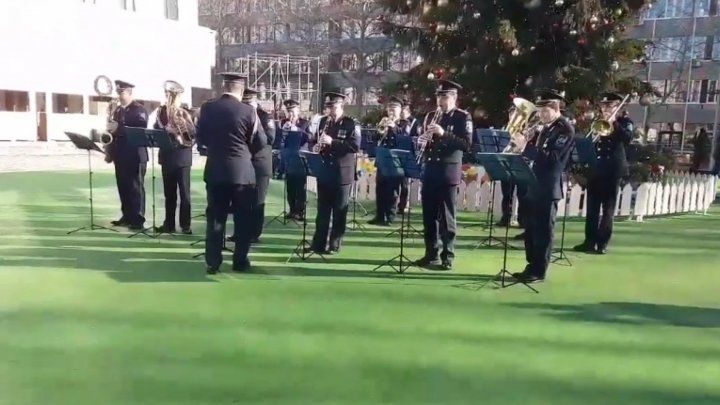 Организаторы отблагодарили музыкантов калачами и сладостями.
