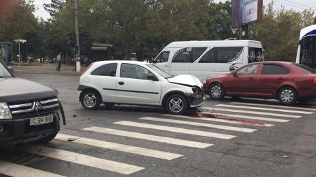 На место аварии прибыли сотрудники Дорожной полиции и медики.