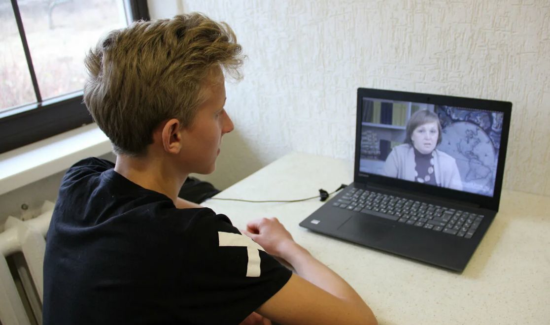 Родители и ученики обеспокоены переходом на дистанционное обучение.