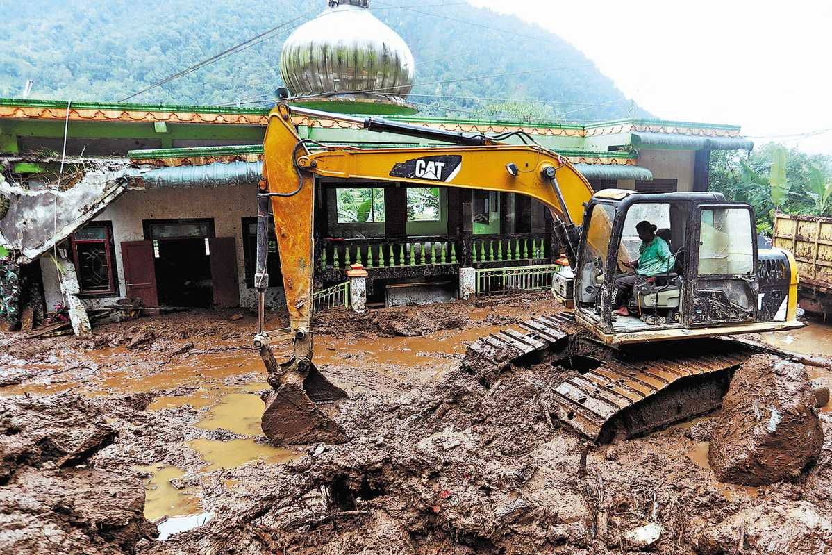 Inundațiile și alunecările de teren din Indonezia au provocat moartea a cel puțin 20 de persoane.