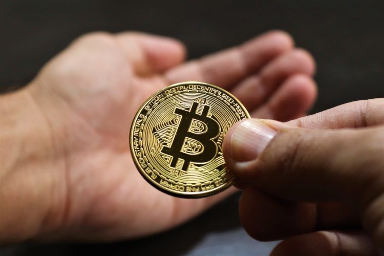 В Италии вакцины и сертификаты продавали за биткоины.