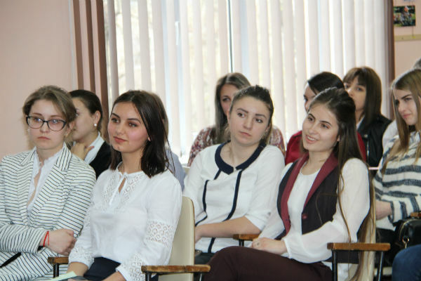 Власти пытаются убедить молодежь выбрать профессию педагога.
