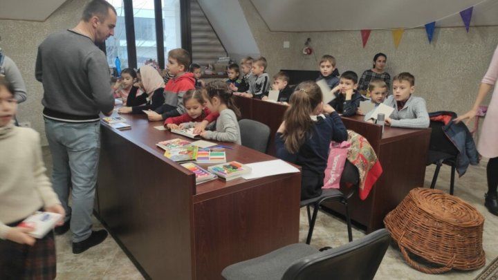 В селе Думбрава под эгидой церкви проходят курсы иностранных языков для детей.