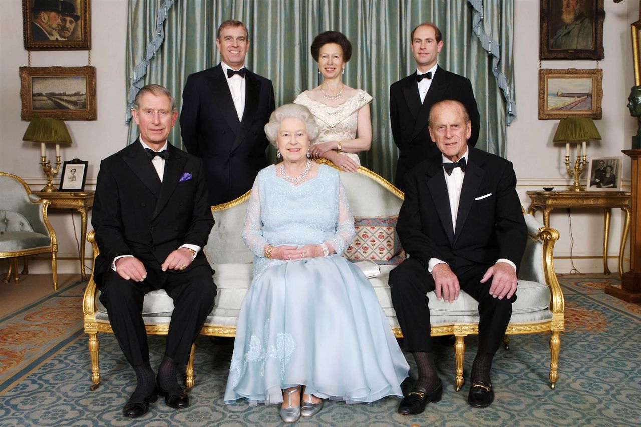 Regina Elisabeta a II-a, prinții Charles, William și George apar împreună pe o monedă aniversară.