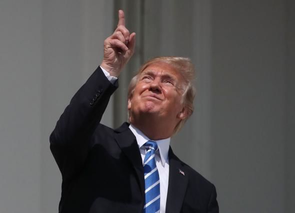 Trump a ignorat toate avertismentele și a privit direct soarele, în timpul eclipsei. Foto: Digi24.ro