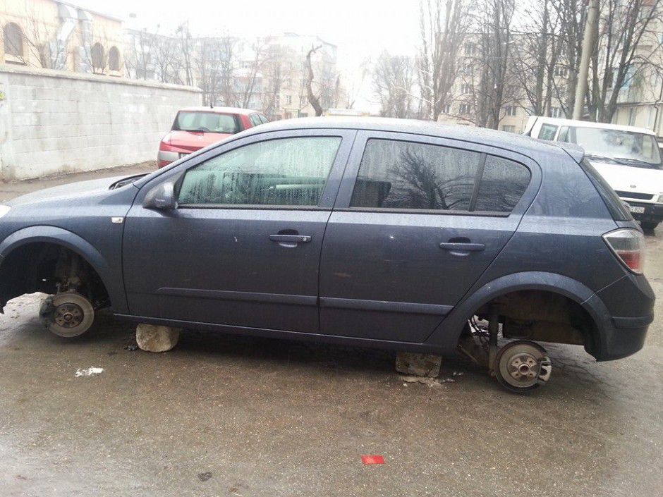 Un bărbat din Capitală a fost prins de poliţie în timp ce fura roţile de la un automobil. Foto: autostrada.md