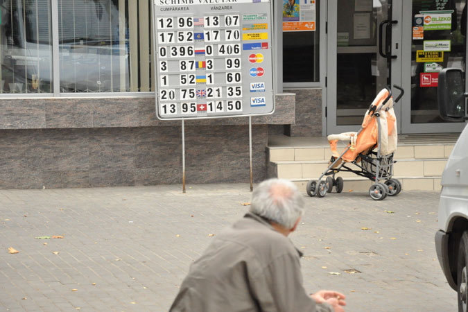 1 октября доллар достиг стоимости в 12,99 лея - последний раз такой показатель наблюдался в 2007 году.