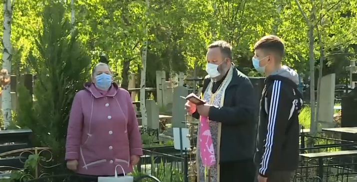 На кишинёвских кладбищах многолюдно с самого утра.