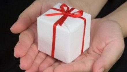  Întrebarea e una veche, şi în acelaşi timp veşnic nouă: unde este linia de demarcare dintre cadou şi mită, dintre politeţe şi influenţă?