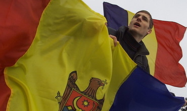 Cetăţenii Moldovei ar putea deveni automat şi cetăţeni români, dacă Parlamentul de la Bucureşti va accepta modificarea Constituţiei României.