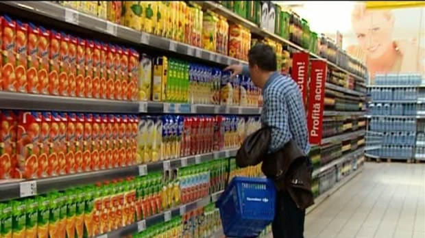 Vrem să ne potolim setea şi ne bombardăm organismul cu substanţe periculoase