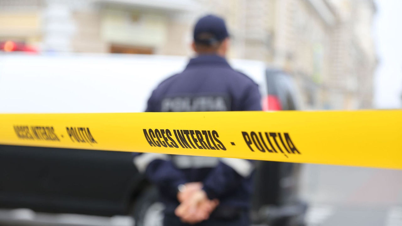 O femeie cu tulburări psihice a locuit într-un apartament cu cadavrul mamei sale.