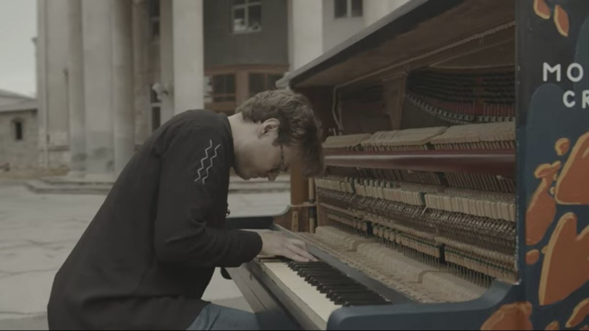 У сгоревшей филармонии прошел музыкальный флешмоб.